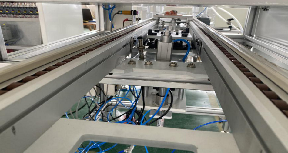恒峰g22特瓷陶瓷橡胶复合衬板硫化喷胶线
